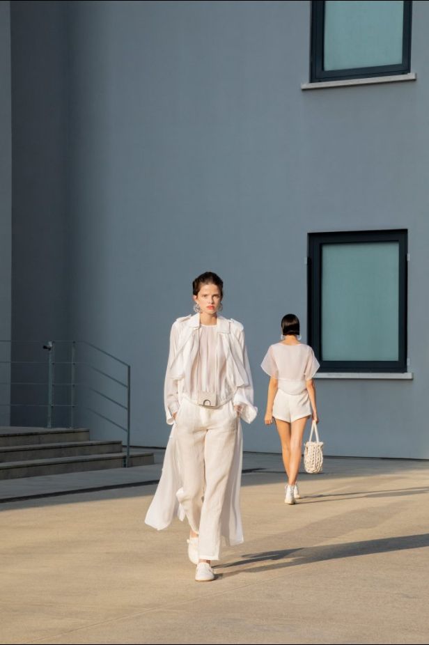 عرض أزياء Emporio Armani لربيع وصيف 2021 من أسبوع الموضة في ميلانو