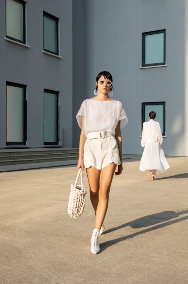 عرض أزياء Emporio Armani لربيع وصيف 2021 من أسبوع الموضة في ميلانو