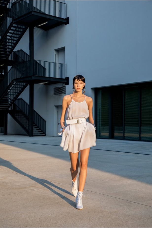 عرض أزياء Emporio Armani لربيع وصيف 2021 من أسبوع الموضة في ميلانو