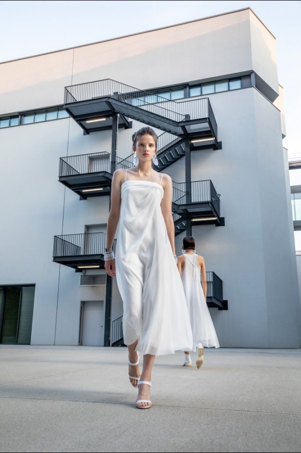 عرض أزياء Emporio Armani لربيع وصيف 2021 من أسبوع الموضة في ميلانو