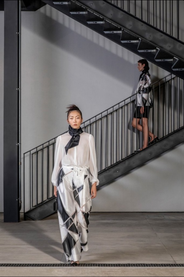 عرض أزياء Emporio Armani لربيع وصيف 2021 من أسبوع الموضة في ميلانو