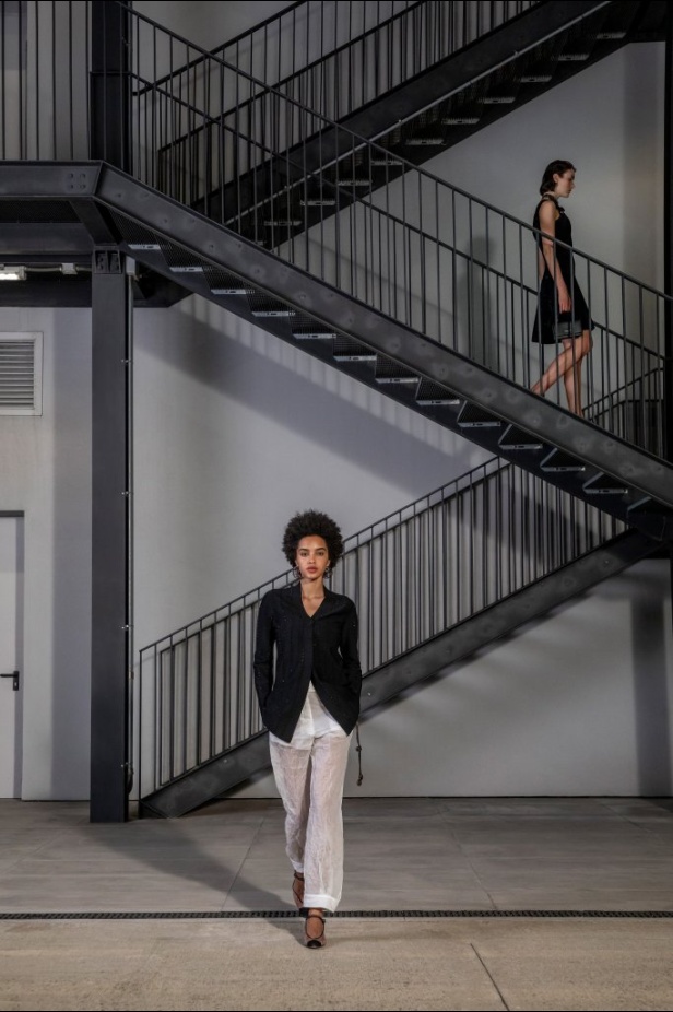 عرض أزياء Emporio Armani لربيع وصيف 2021 من أسبوع الموضة في ميلانو