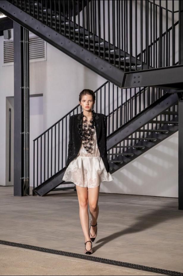 عرض أزياء Emporio Armani لربيع وصيف 2021 من أسبوع الموضة في ميلانو