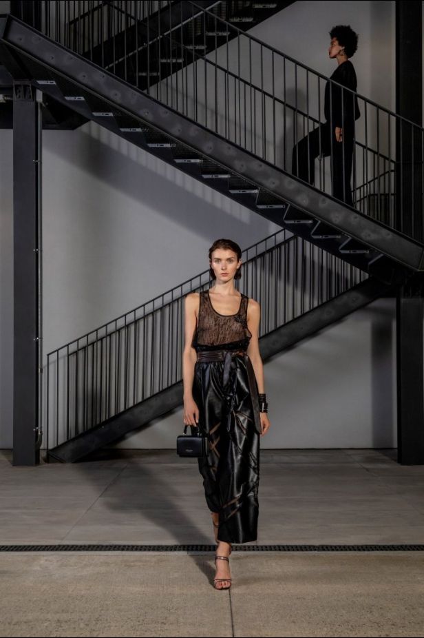 عرض أزياء Emporio Armani لربيع وصيف 2021 من أسبوع الموضة في ميلانو