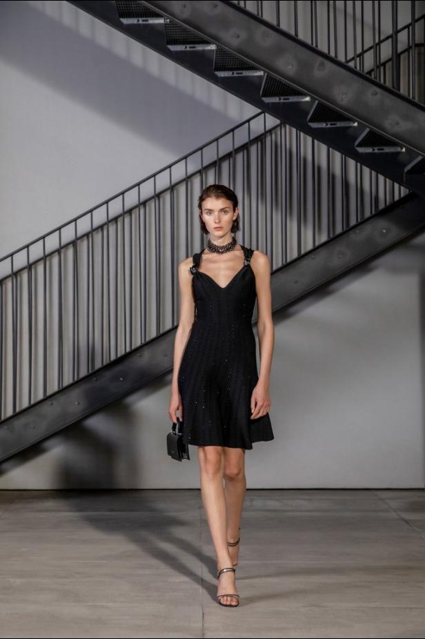 عرض أزياء Emporio Armani لربيع وصيف 2021 من أسبوع الموضة في ميلانو