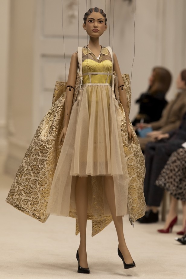 عرض أزياء مجموعة MOSCHINO لربيع وصيف 2021 في أسبوع الموضة في ميلانو