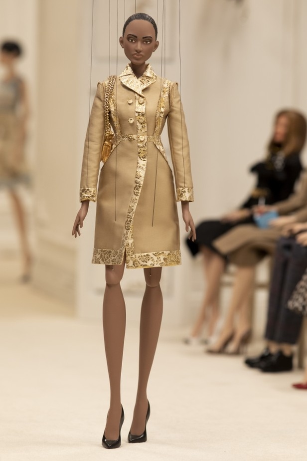 عرض أزياء مجموعة MOSCHINO لربيع وصيف 2021 في أسبوع الموضة في ميلانو