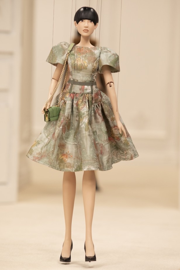 عرض أزياء مجموعة MOSCHINO لربيع وصيف 2021 في أسبوع الموضة في ميلانو