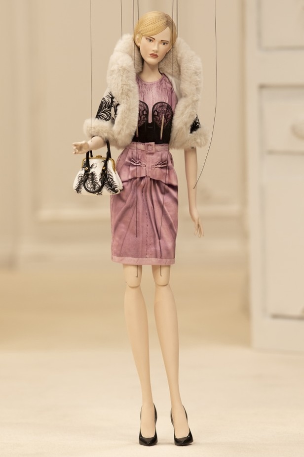 عرض أزياء مجموعة MOSCHINO لربيع وصيف 2021 في أسبوع الموضة في ميلانو