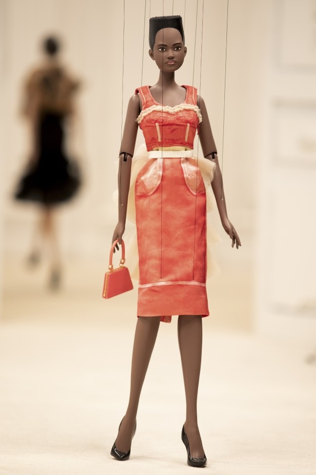 عرض أزياء مجموعة MOSCHINO لربيع وصيف 2021 في أسبوع الموضة في ميلانو