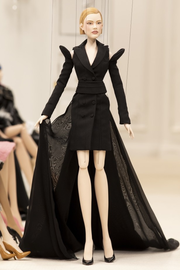 عرض أزياء مجموعة MOSCHINO لربيع وصيف 2021 في أسبوع الموضة في ميلانو