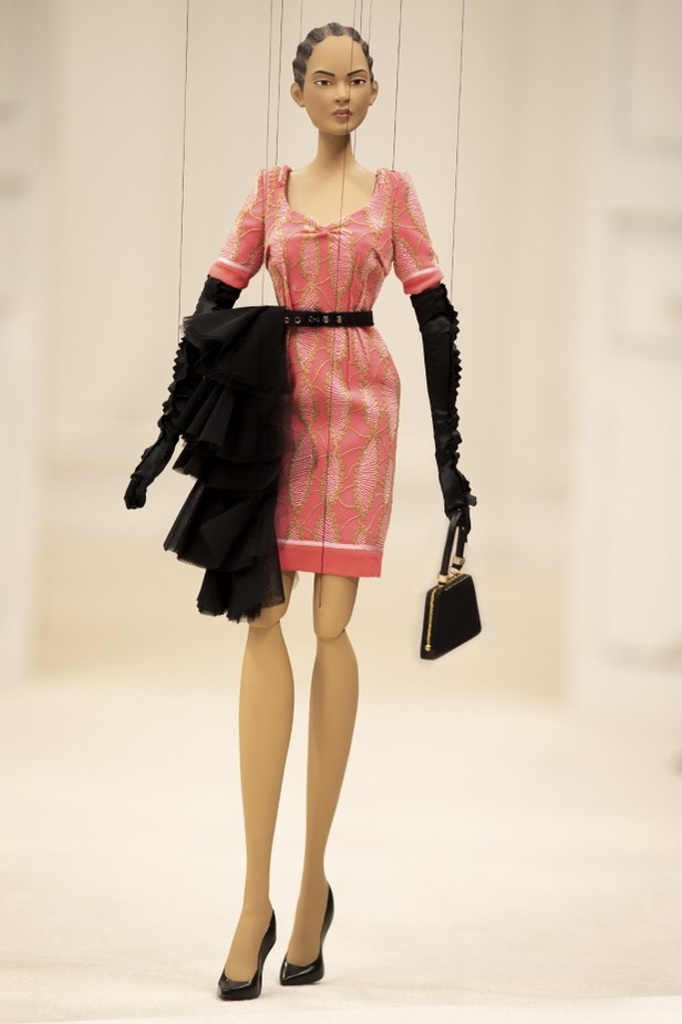 عرض أزياء مجموعة MOSCHINO لربيع وصيف 2021 في أسبوع الموضة في ميلانو