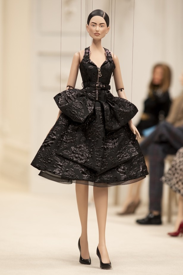 عرض أزياء مجموعة MOSCHINO لربيع وصيف 2021 في أسبوع الموضة في ميلانو