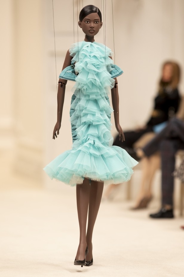 عرض أزياء مجموعة MOSCHINO لربيع وصيف 2021 في أسبوع الموضة في ميلانو