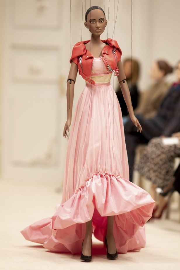 عرض أزياء مجموعة MOSCHINO لربيع وصيف 2021 في أسبوع الموضة في ميلانو