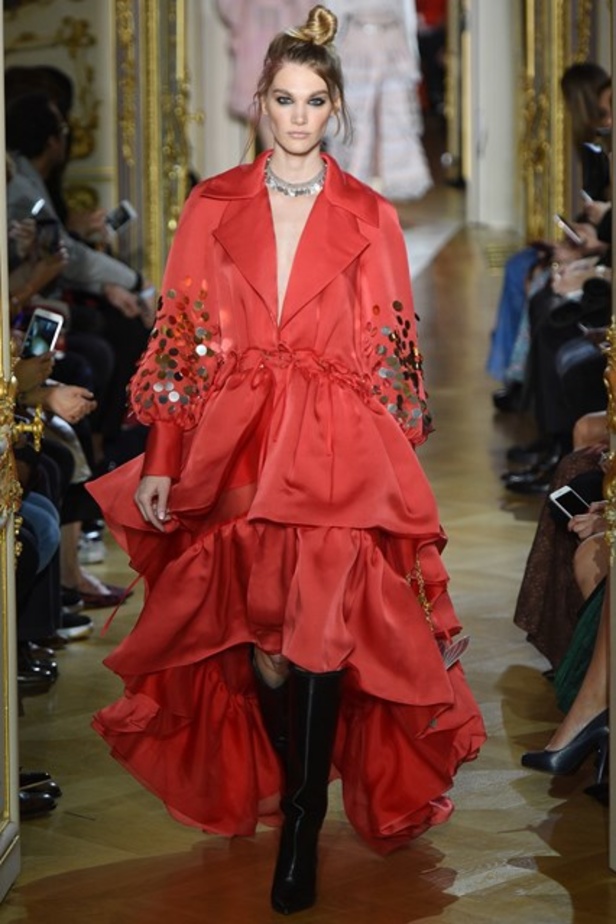 عرض Ulyana Sergeenko من وحي الغجر! 