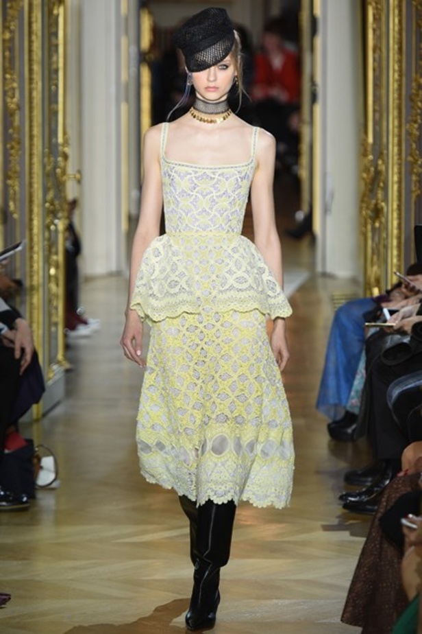 عرض Ulyana Sergeenko من وحي الغجر! 