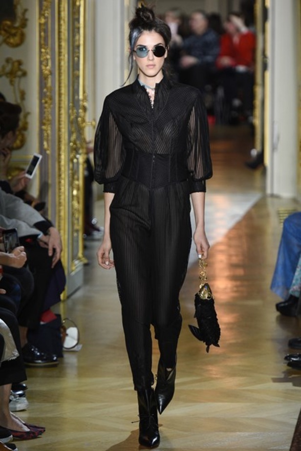 عرض Ulyana Sergeenko من وحي الغجر! 