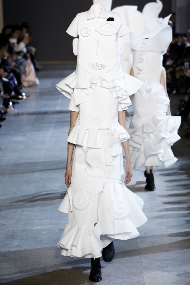 أزياء "فيكتور أند رولف" الفاخرة والمسرحية لربيع 2016