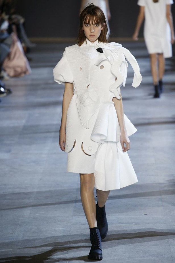 أزياء "فيكتور أند رولف" الفاخرة والمسرحية لربيع 2016