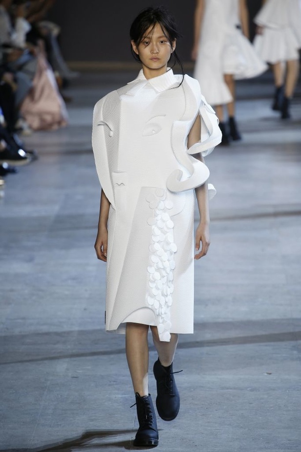 أزياء "فيكتور أند رولف" الفاخرة والمسرحية لربيع 2016