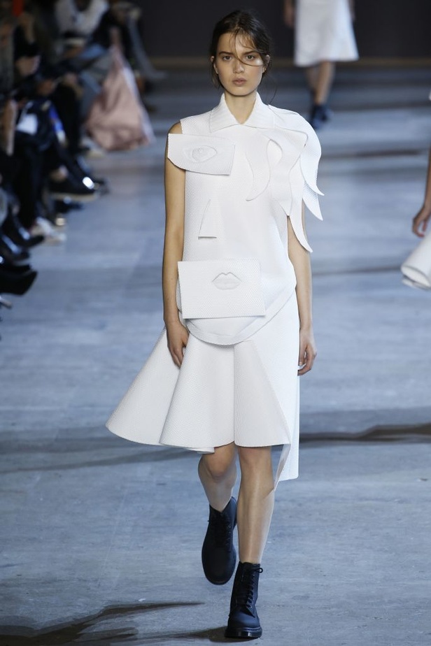 أزياء "فيكتور أند رولف" الفاخرة والمسرحية لربيع 2016