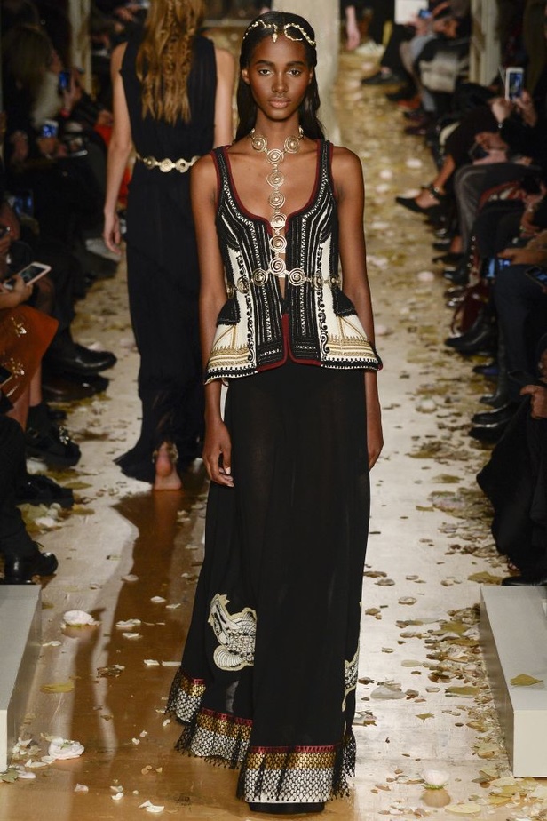 مجموعة Valentino للأزياء الفاخرة لربيع وصيف 2016