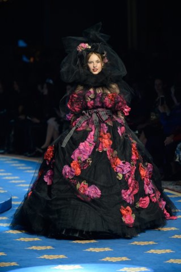 فساتين سهرة منفوخة في عرض دولتشي آند غابانا التامودا