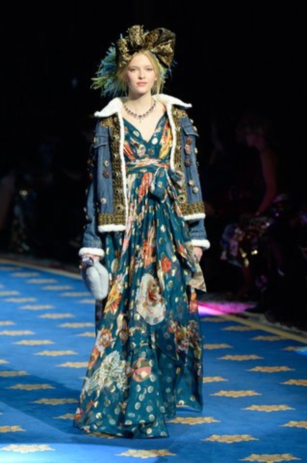 فساتين سهرة منفوخة في عرض دولتشي آند غابانا التامودا