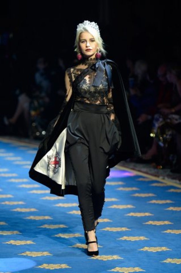 فساتين سهرة منفوخة في عرض دولتشي آند غابانا التامودا