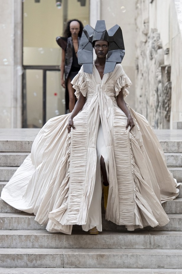 اسبوع الموضة في باريس 2019 مجموعة RICK OWENS لربيع وصيف 2020