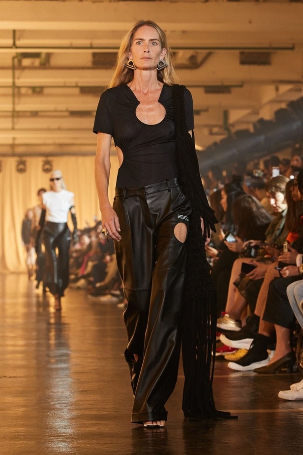 عرض مجموعة Off white بحس رياضي فاخر 