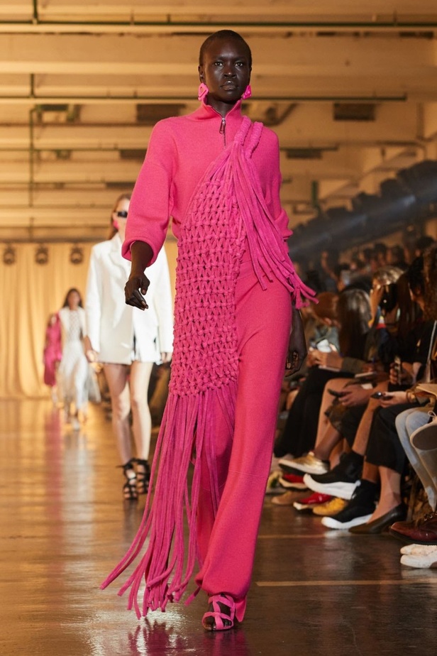 عرض مجموعة Off white بحس رياضي فاخر 