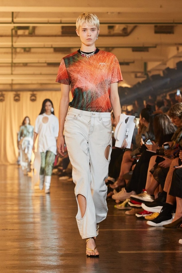 عرض مجموعة Off white بحس رياضي فاخر 