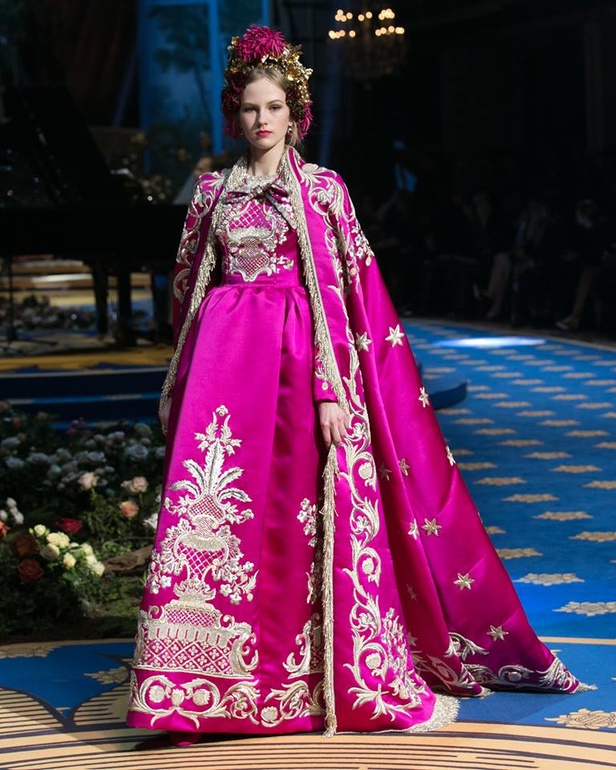 فساتين سهرة منفوخة في عرض دولتشي آند غابانا التامودا