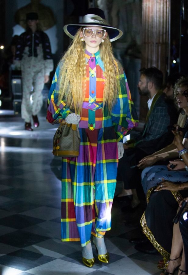 مجموعة غوتشي كروز 2020 تنير متحف روما بقصات وألوان عصرية ومميّزة