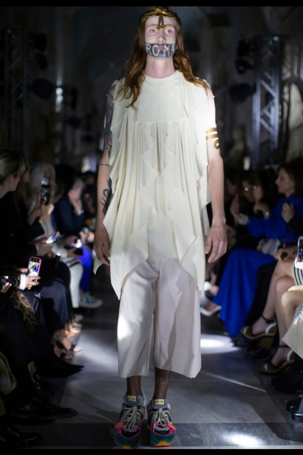 مجموعة غوتشي كروز 2020 تنير متحف روما بقصات وألوان عصرية ومميّزة