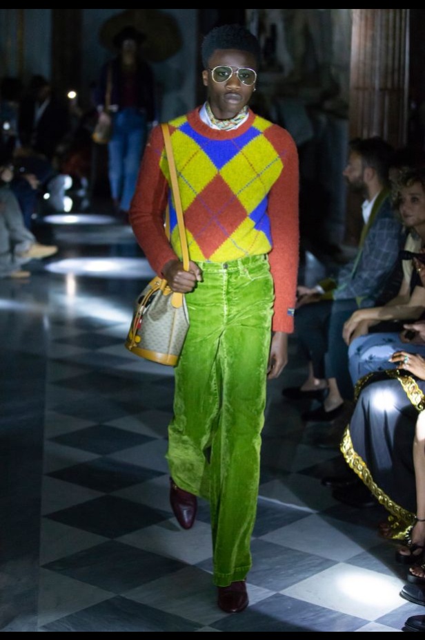 مجموعة غوتشي كروز 2020 تنير متحف روما بقصات وألوان عصرية ومميّزة