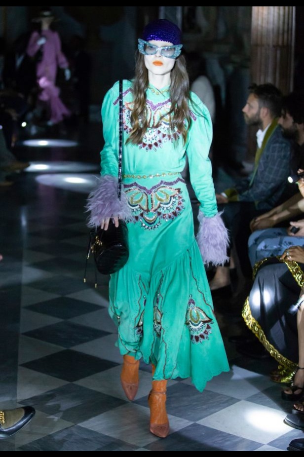 مجموعة غوتشي كروز 2020 تنير متحف روما بقصات وألوان عصرية ومميّزة