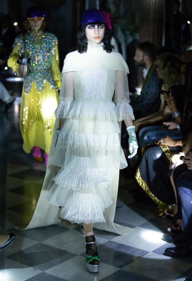 مجموعة غوتشي كروز 2020 تنير متحف روما بقصات وألوان عصرية ومميّزة