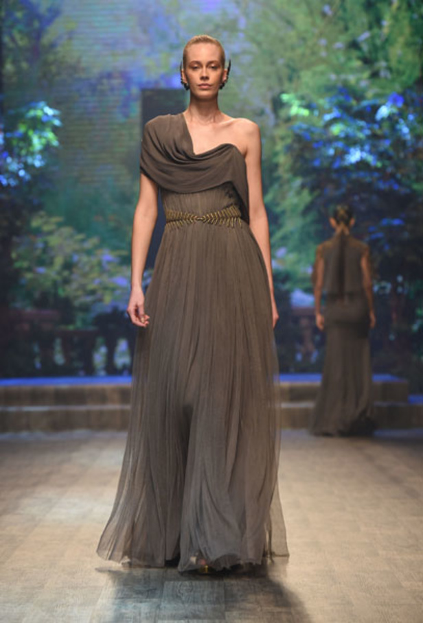 "فاشن فوروورد" يختتم فعالياته بتميّز وتألق أبرز المصممين