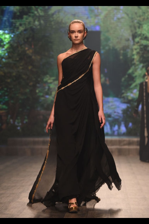 "فاشن فوروورد" يختتم فعالياته بتميّز وتألق أبرز المصممين