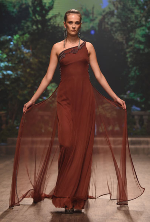 "فاشن فوروورد" يختتم فعالياته بتميّز وتألق أبرز المصممين