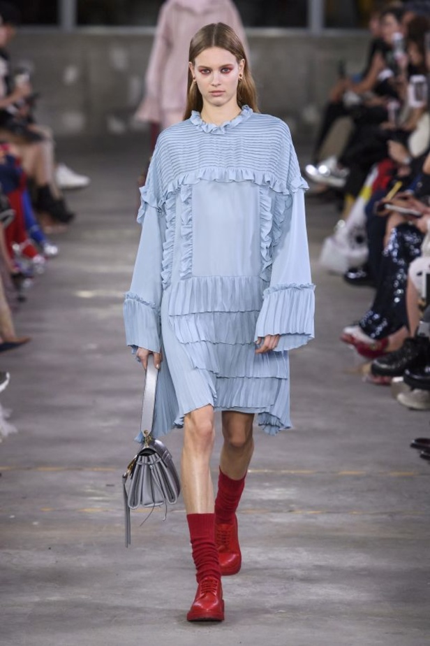 أزياء فالنتينو في طوكيو... مزيج بين التقاليد الإيطالية والحضارة اليابانية