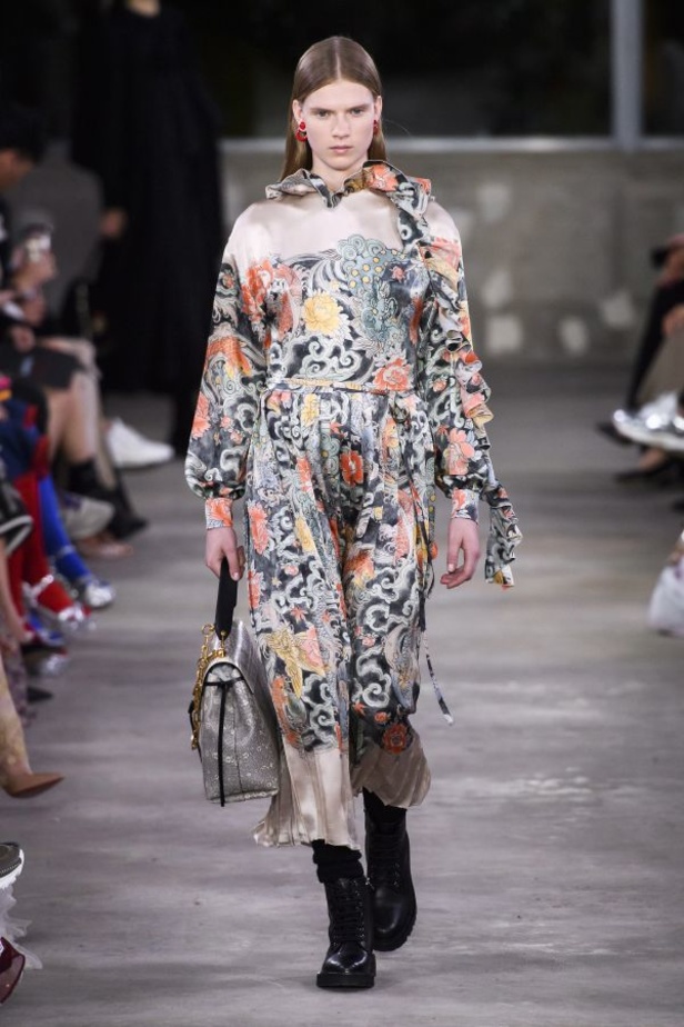 أزياء فالنتينو في طوكيو... مزيج بين التقاليد الإيطالية والحضارة اليابانية