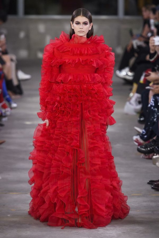 أزياء فالنتينو في طوكيو... مزيج بين التقاليد الإيطالية والحضارة اليابانية