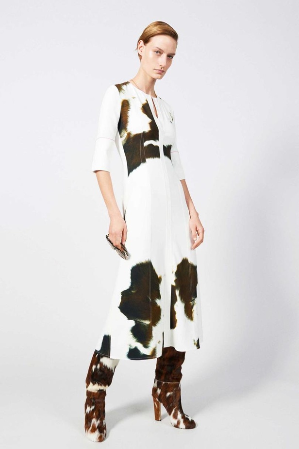 تعرفي على أزياء فيكتوريا بيكهام ريزورت 2019