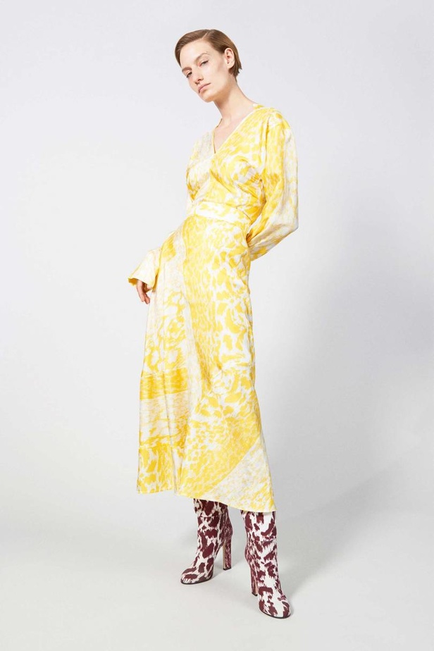 تعرفي على أزياء فيكتوريا بيكهام ريزورت 2019