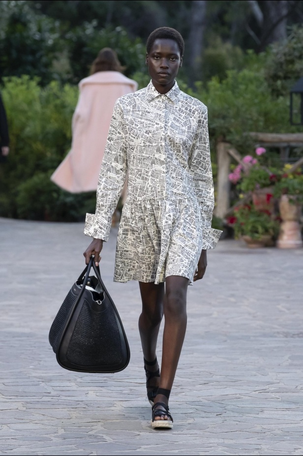 مجموعة Max Mara ريزورت 2022 تذكّرنا بفن السفر