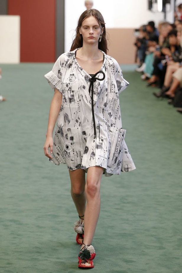 عرض أزياء Carven للأزياء الجاهزة لربيع وصيف 2018 !
